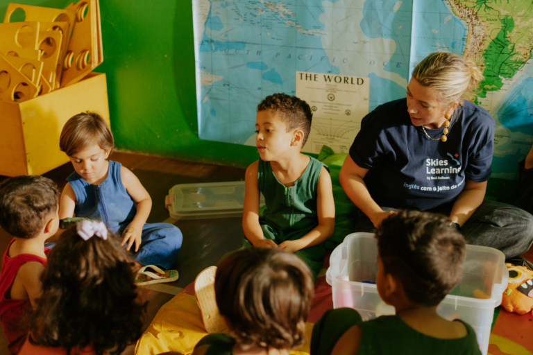 Como implementar um programa bilíngue na escola: guia para gestores